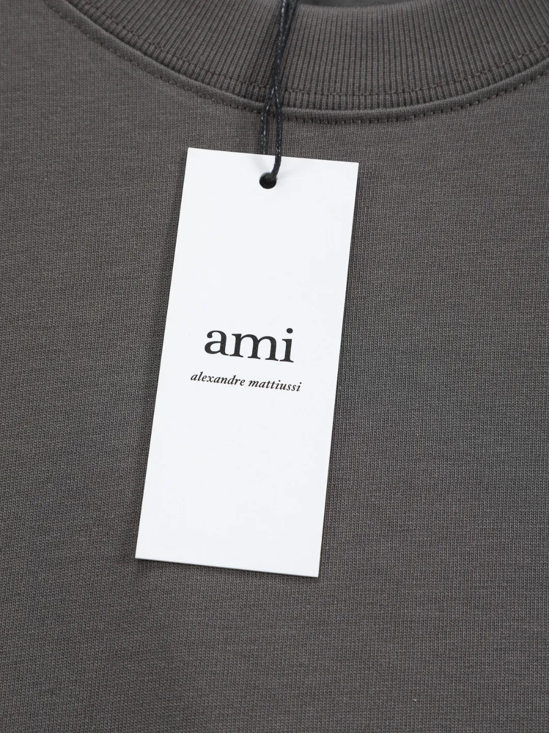 AMI Paris Ami ami Amy love micro-wide version S-XL LV 26ss new products are available at the counter simultaneously. Multiple craftsmanship. Red small love logo on the chest🪡 embroidery. Round neck short-sleeved T-shirt, same style for men and women! Consigned to one-to-one creation. Synchronized with the official website, pure cotton fabrics at the counter! It is close to the skin and comfortable, durable and easy to wear. It has a classic simple logo design and meticulous original craftsmanship. Short-sleeves, a must-have item for men, are not the same as the general public, but must be unique and eye-catching. This LV short-sleeve is of top quality, comfortable, consistent style, fashionable, including fabrics and tailoring techniques. We have put a lot of effort into it! 320 grams of washed pure cotton fabric, pure cotton Breathable, very refreshing and comfortable for daily wear. The rib knitting on the neckline is smooth and tight, and the neckline will not be skewed if you toss it at will. The loose version, you will find that it really looks good on the upper body, the overall is minimalist and neat, super daily Versatile! Pair it casually with a pair of pants for a youthful look. A T-shirt will make your outfit crazy. It is a fashionable item that can never go wrong! Color: Black White Gray Blue Pink Size: S-XL Size chart: S: Shoulder width 50-Bust 56-Length 70 M: Shoulder width 52-Bust 57-Length 72 L: Shoulder width 54-Bust 59-Length 74 XL: Shoulder width 56-Bust 62-Length 76